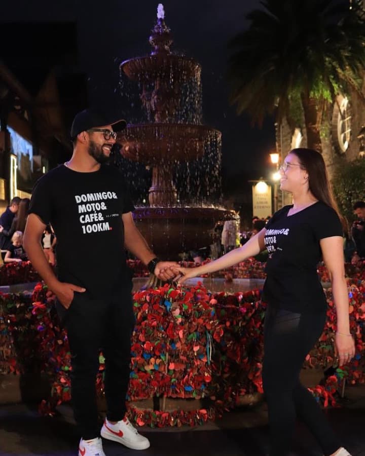 Casal usando camisetas Pistaviva durante uma viagem