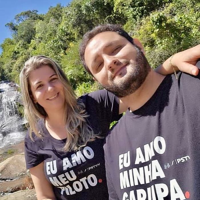 Casal usando camisetas Eu amo meu piloto e Eu amo minha garupa