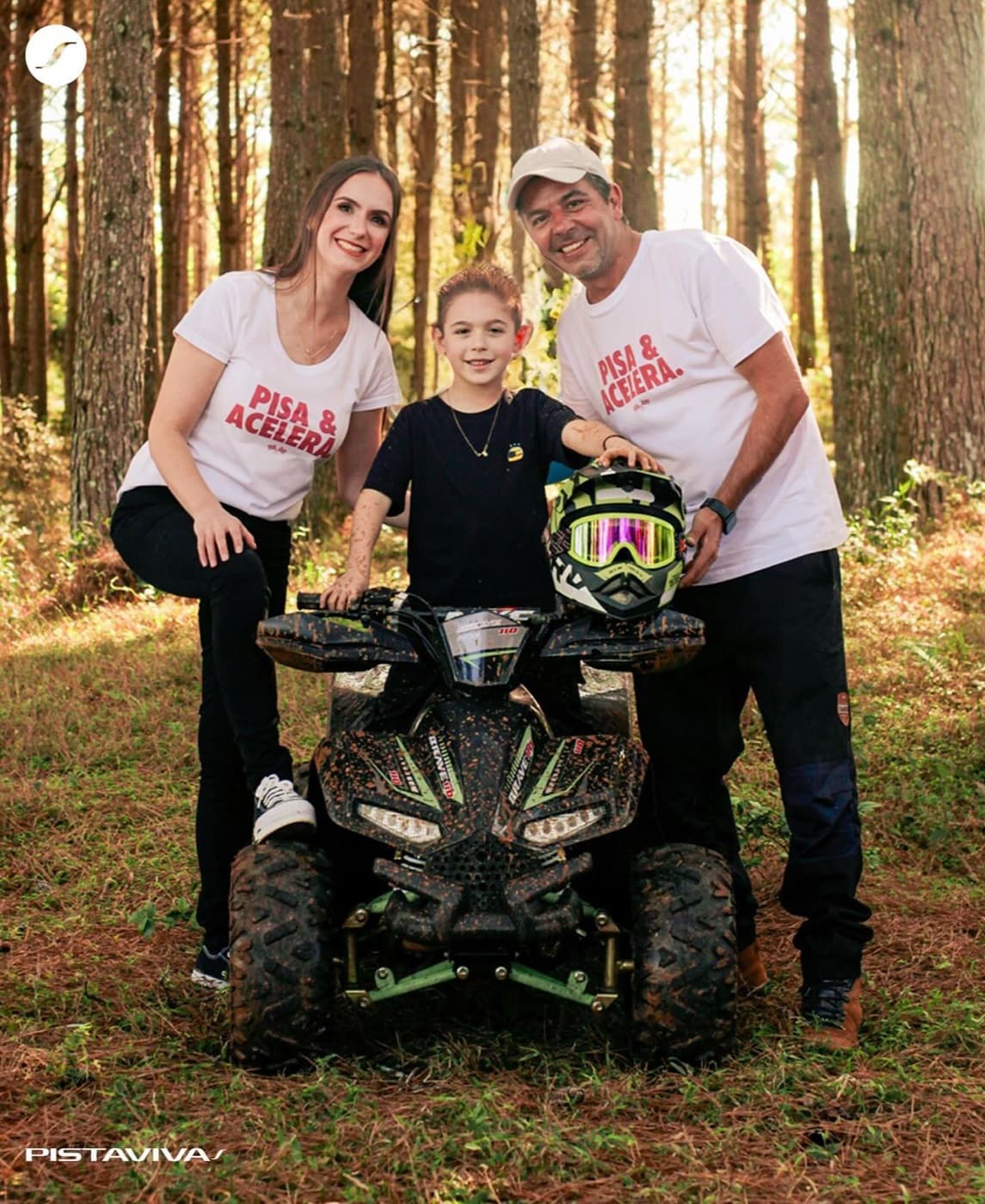 Família usando camisetas Pistaviva em um passeio off-road
