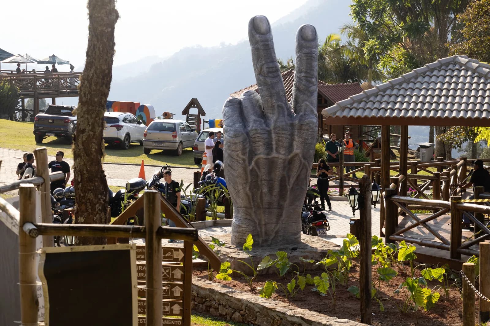 Monumento da Rota Biker entre motos, visitantes e montanhas