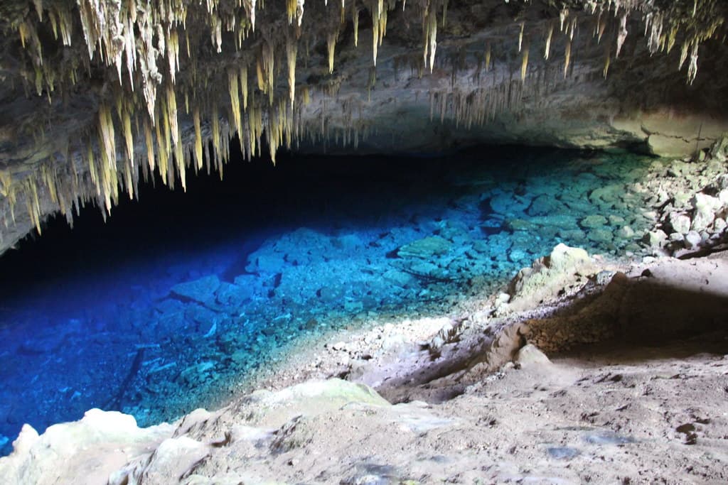 Bonito de moto: rios de água cristalina e grutas no Mato Grosso do Sul