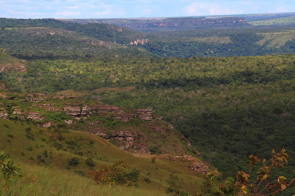 Chapada dos Guimarães de moto: cachoeiras e o Véu de Noiva perto de Cuiabá