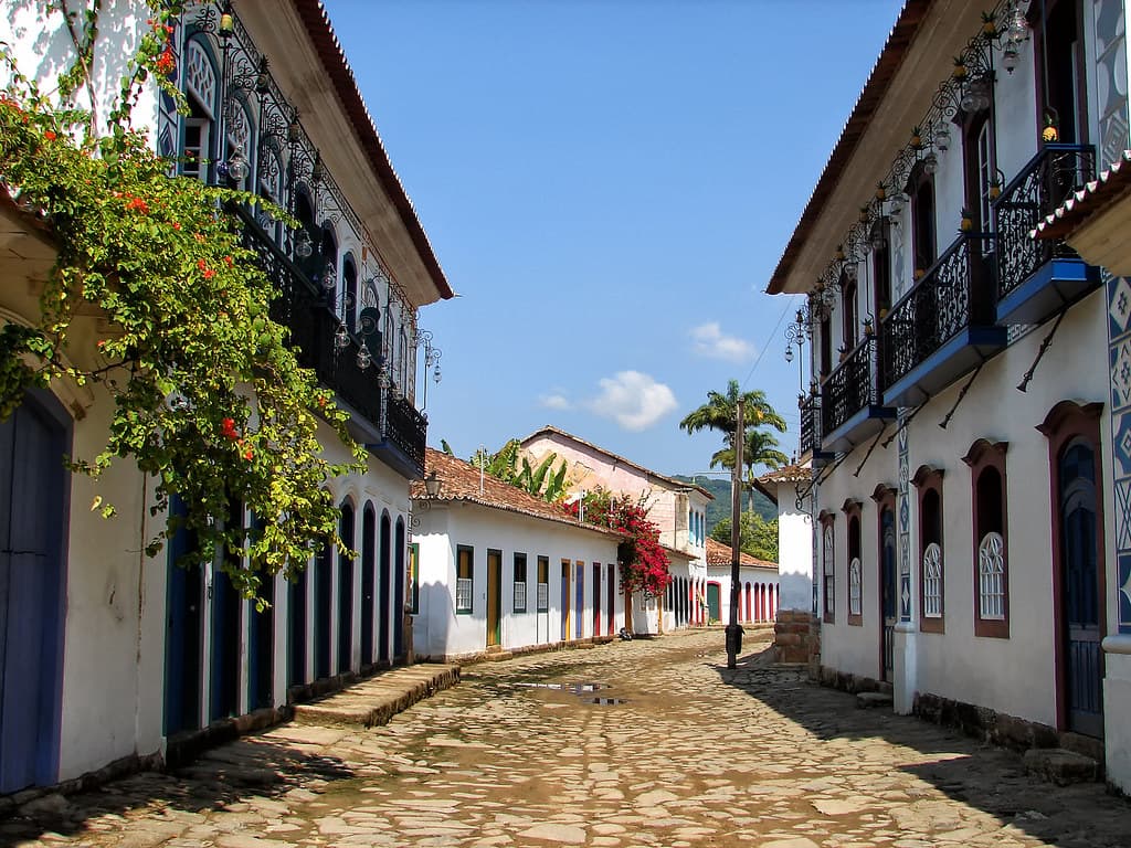 Costa Verde de moto: a Rio-Santos entre praias, Paraty e mata atlântica