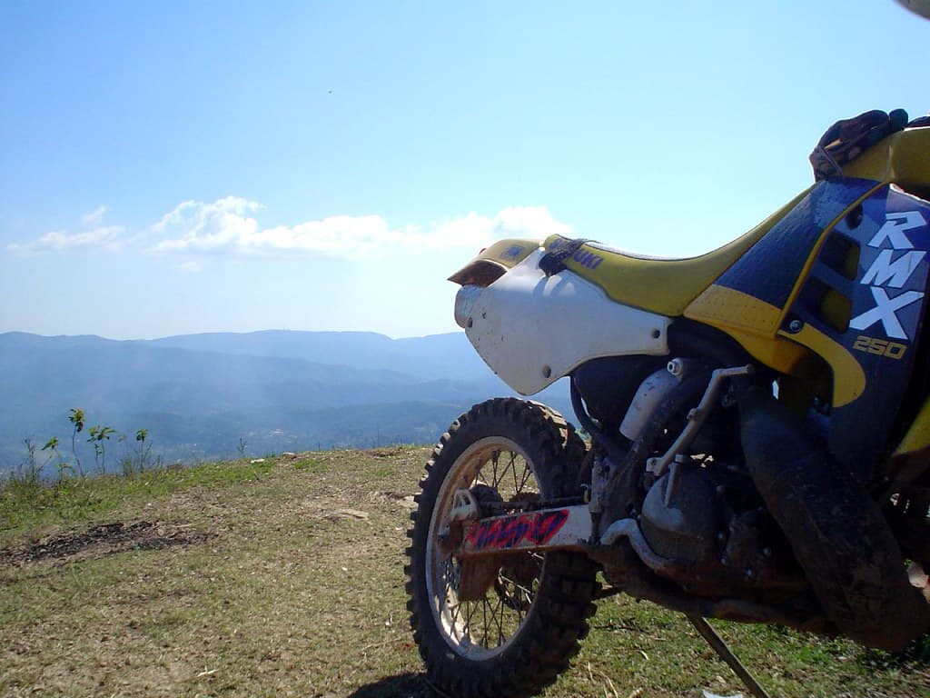 O que levar em uma viagem de moto: checklist completo