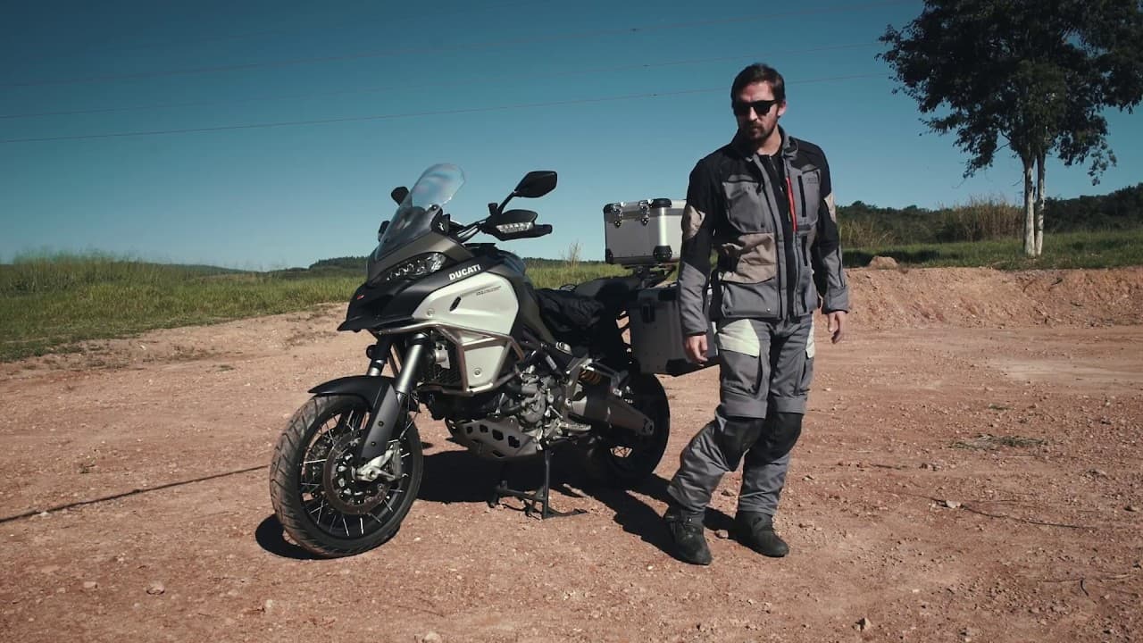 Equipamentos essenciais para viagem de moto: a lista completa