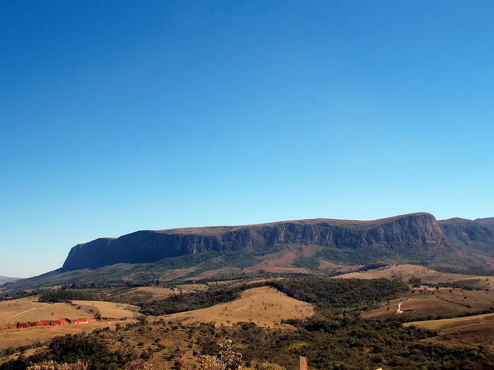 Paredões e paisagem aberta da Serra da Canastra