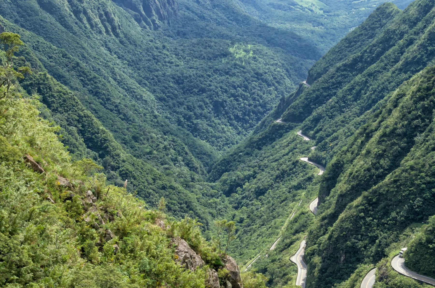 Curvas da estrada na encosta da Serra do Rio do Rastro