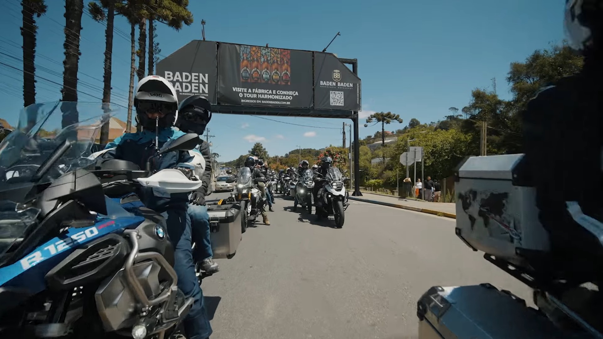 Comboio de motos BMW subindo a serra rumo a Campos do Jordão
