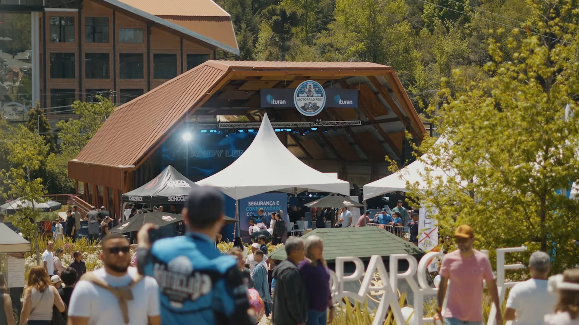 Palco e tendas do BMW Motorrad Fest no Parque Capivari