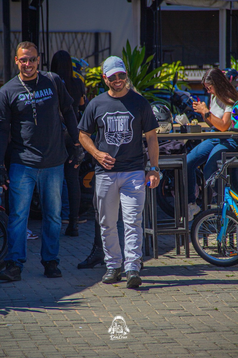 Motociclista caminhando pela área de food trucks