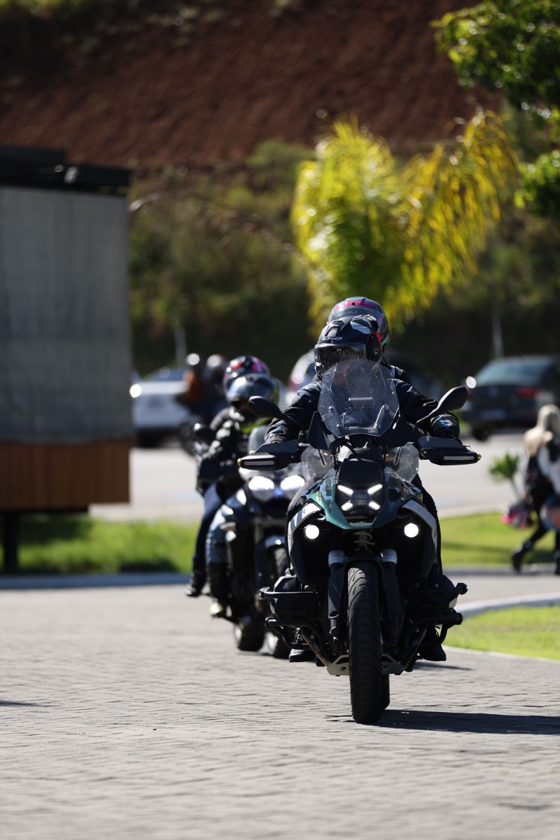 Motociclistas chegando juntos ao Motosul Festival