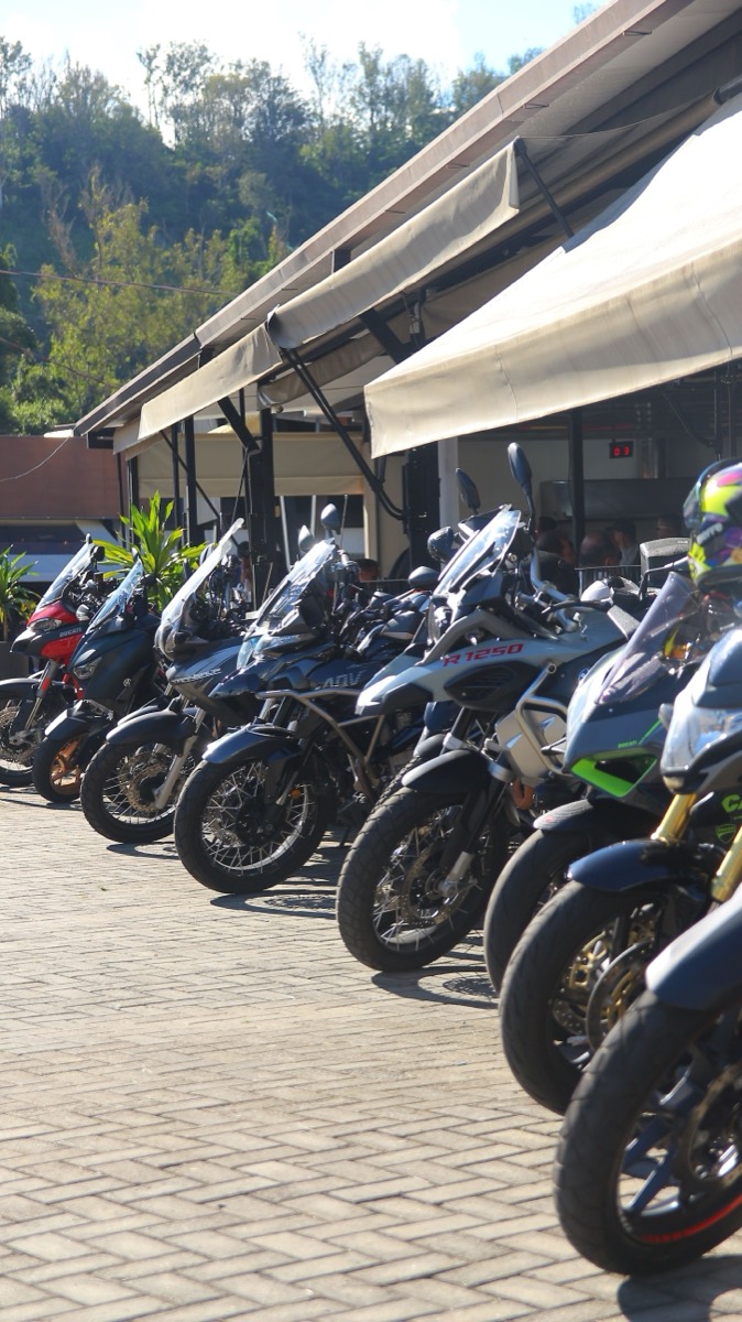 Fila de motos estacionadas no Parque da Cidade