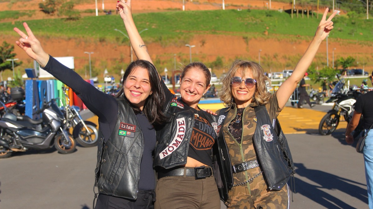 Motociclistas comemorando no pátio do festival