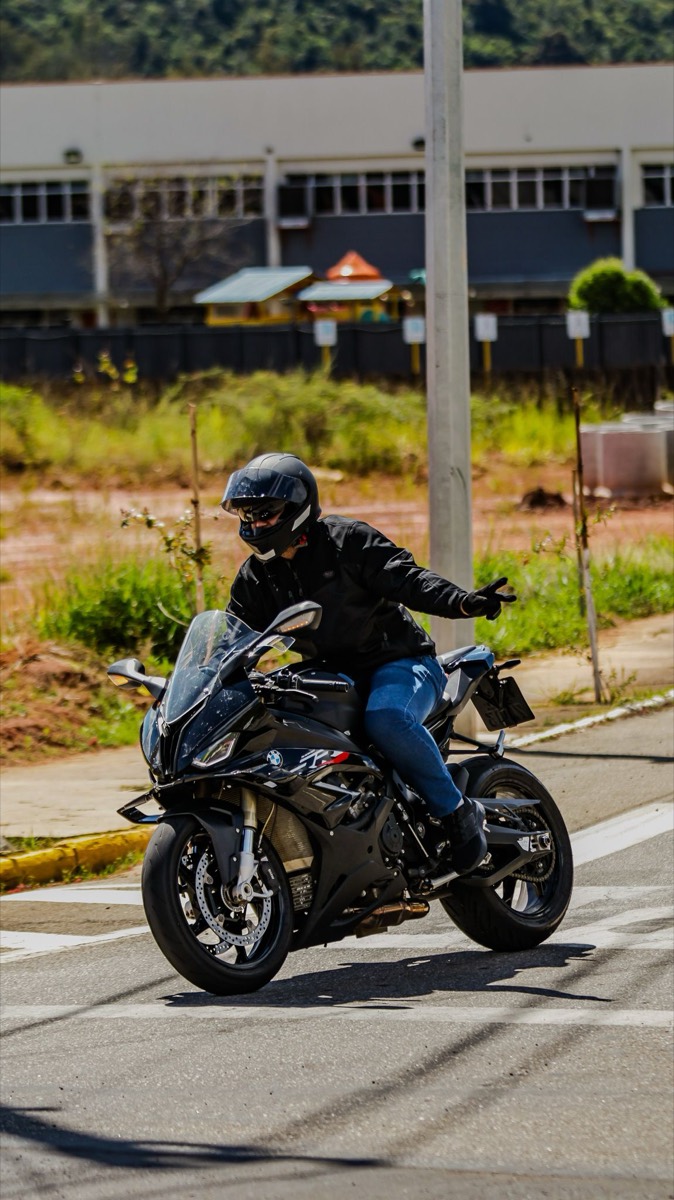 Motociclista chegando a Itajubá pelas estradas da Mantiqueira
