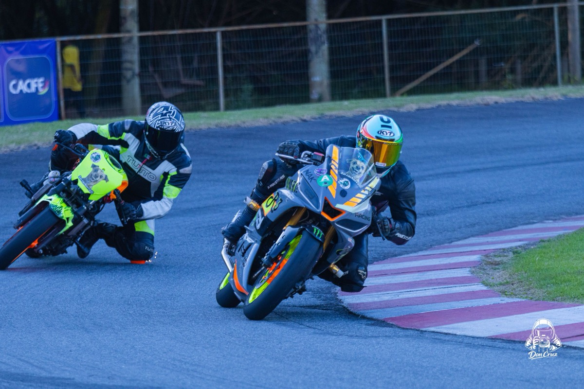 Pilotos inclinados na curva durante o track day do Motosul