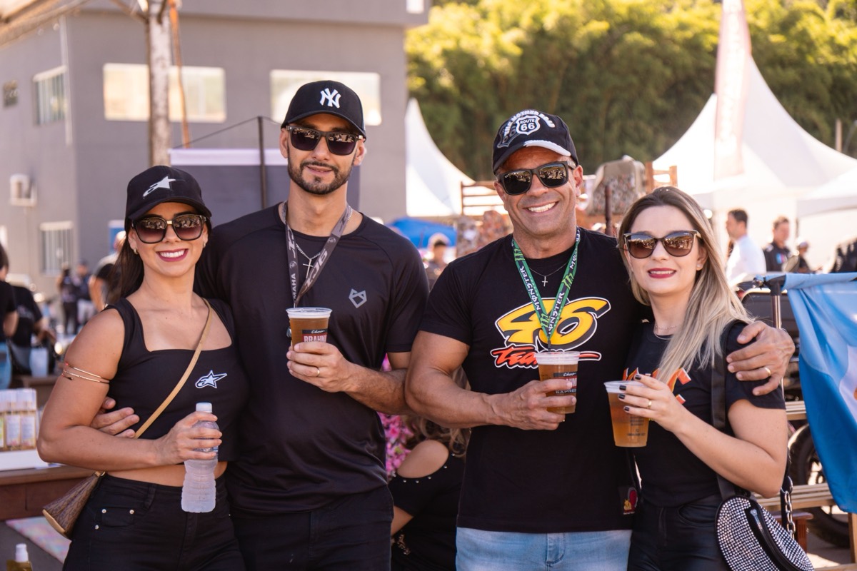 Grupo de amigos na praça de alimentação do festival