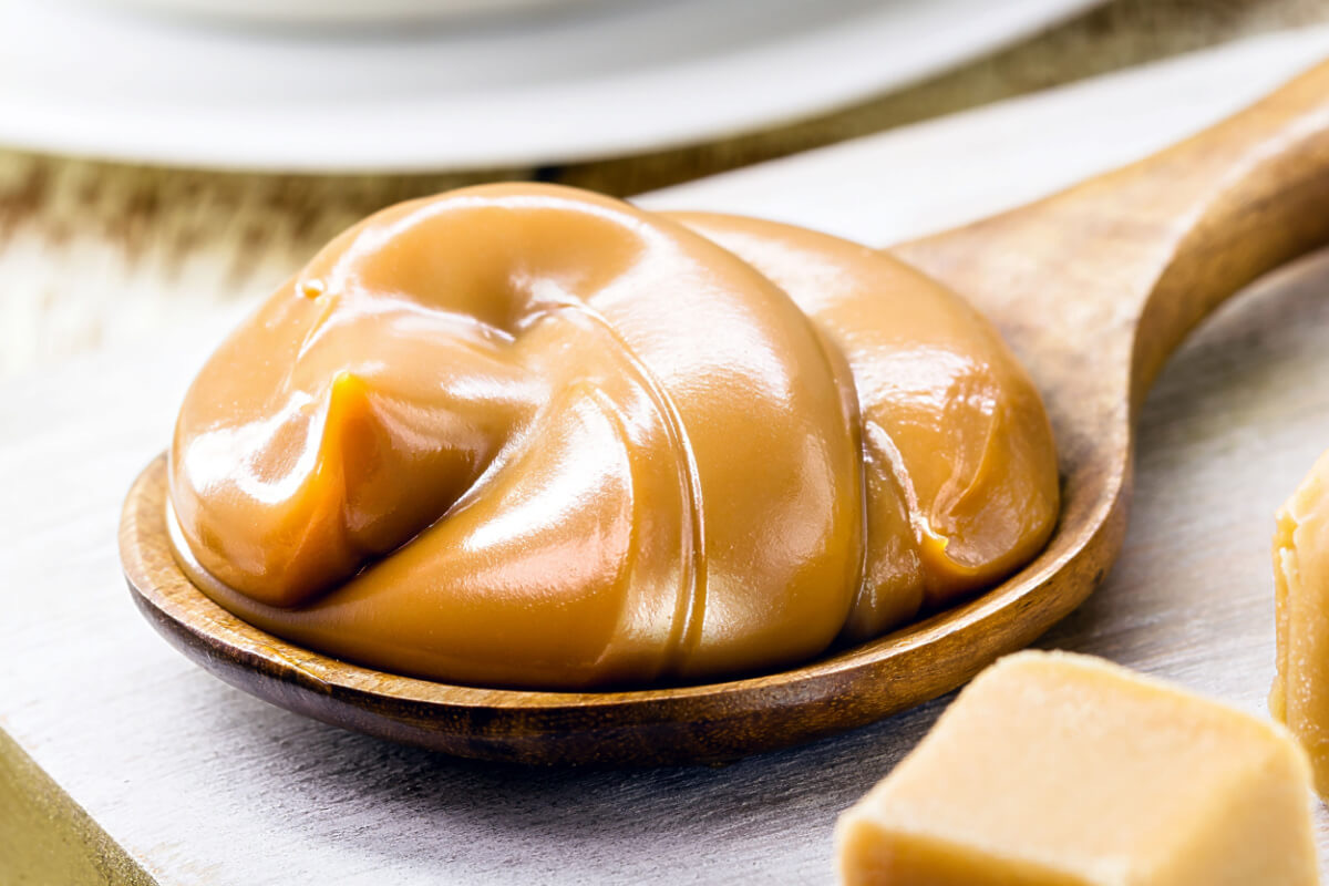 Doce de leite artesanal em colher de madeira