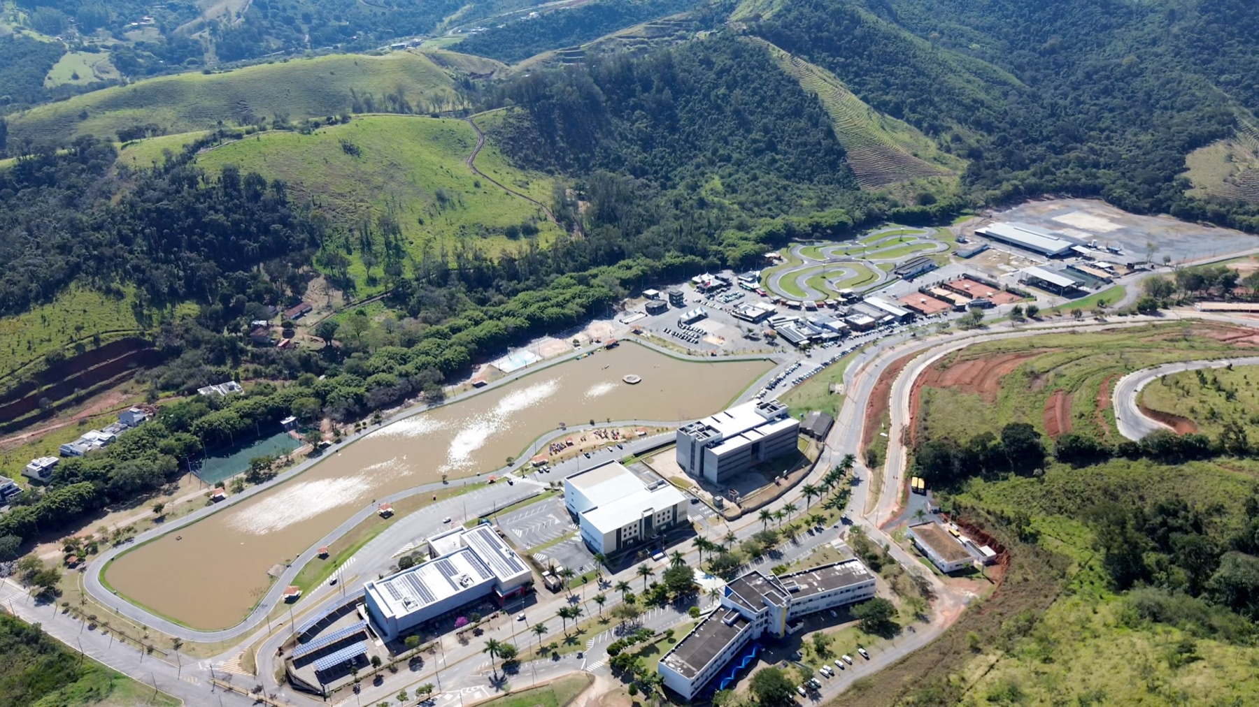Vista aérea do Parque da Cidade de Itajubá, com o lago no centro e a Serra da Mantiqueira ao fundo