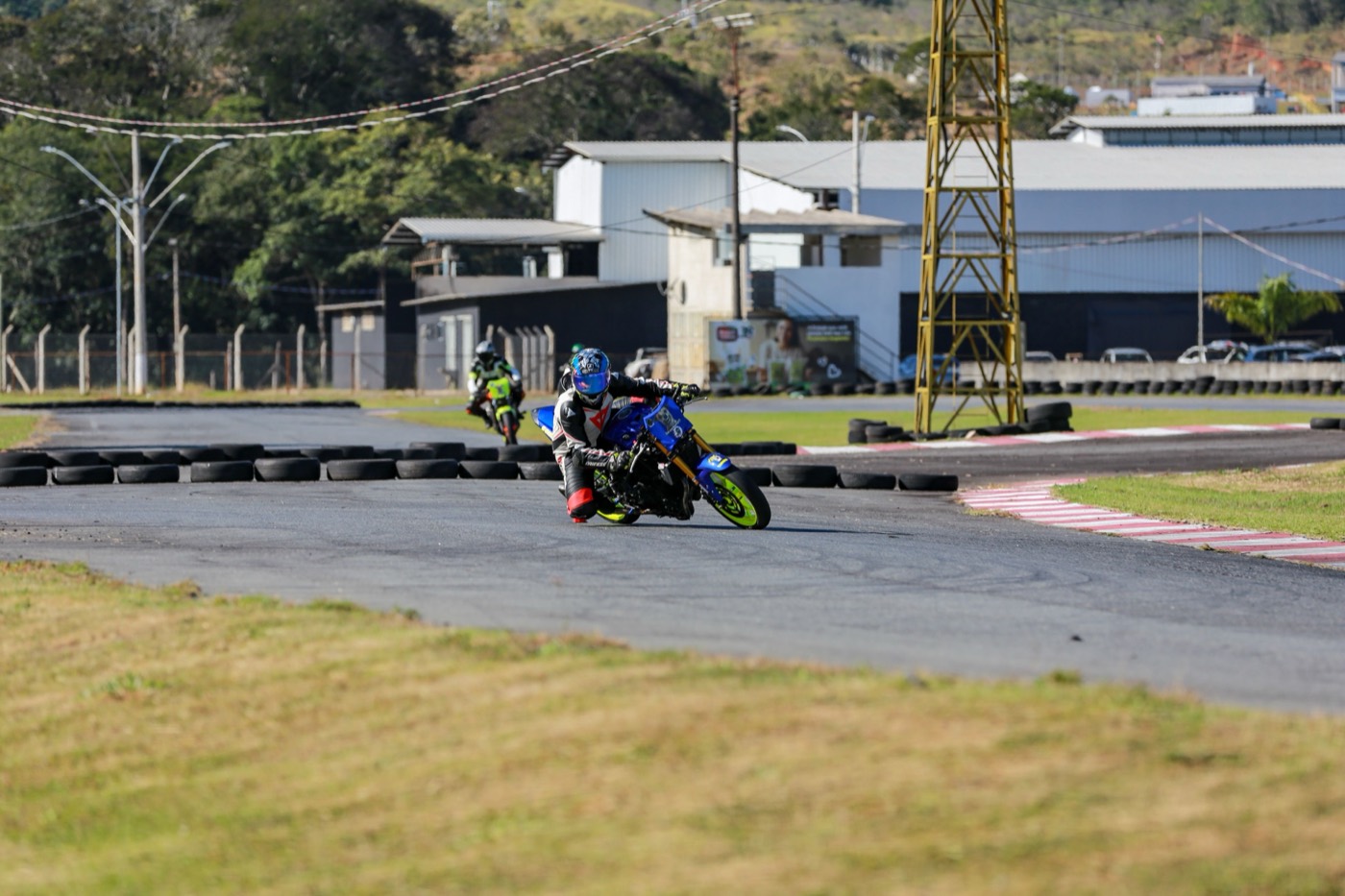 Pilotos em pista no track day realizado durante o Motosul Festival
