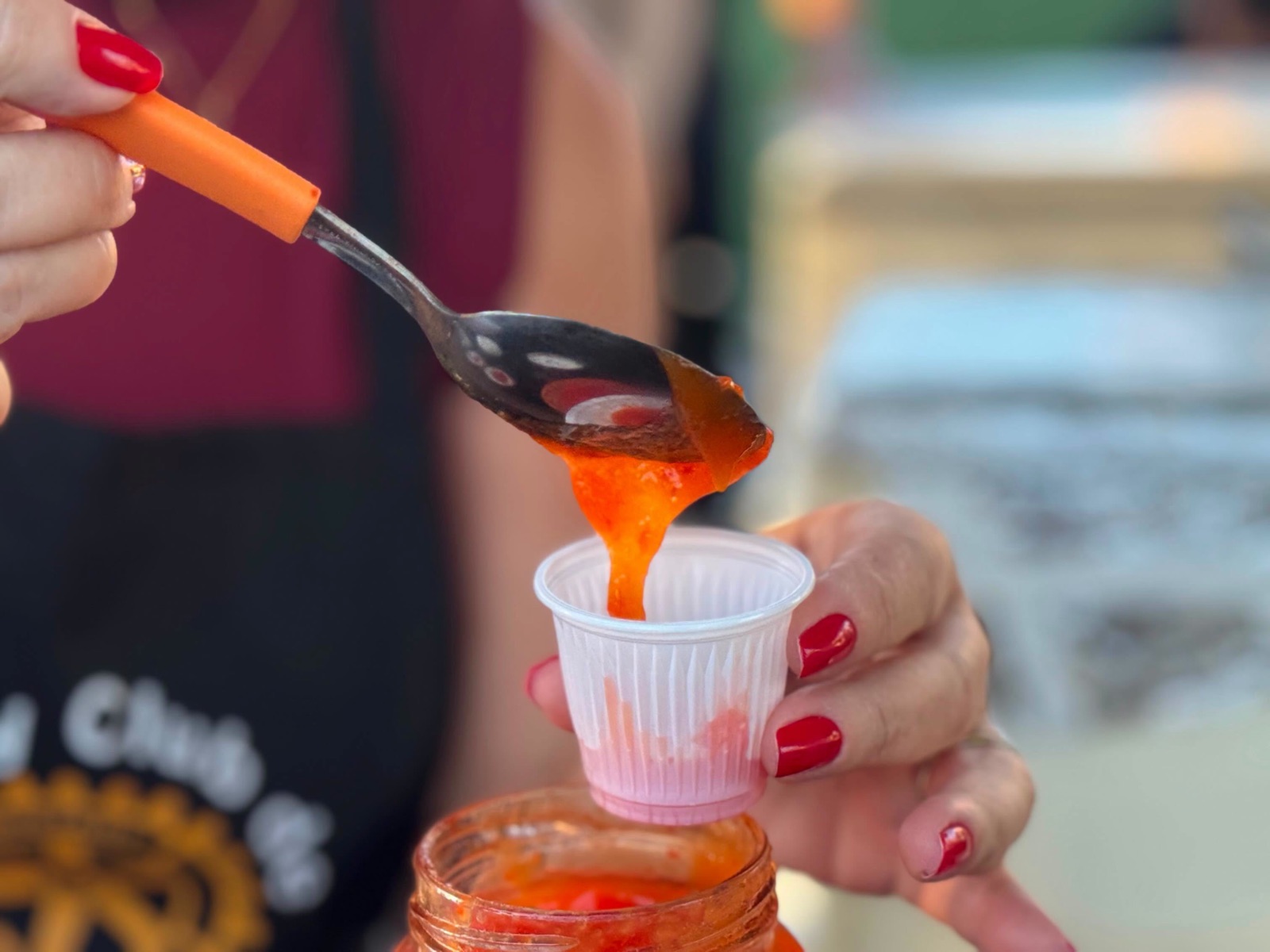 Degustação de geleia de pimenta em barraca de festival no parque