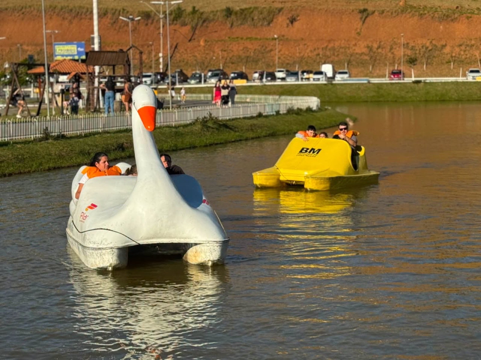 Pedalinhos em formato de cisne e amarelo no lago do Parque da Cidade de Itajubá
